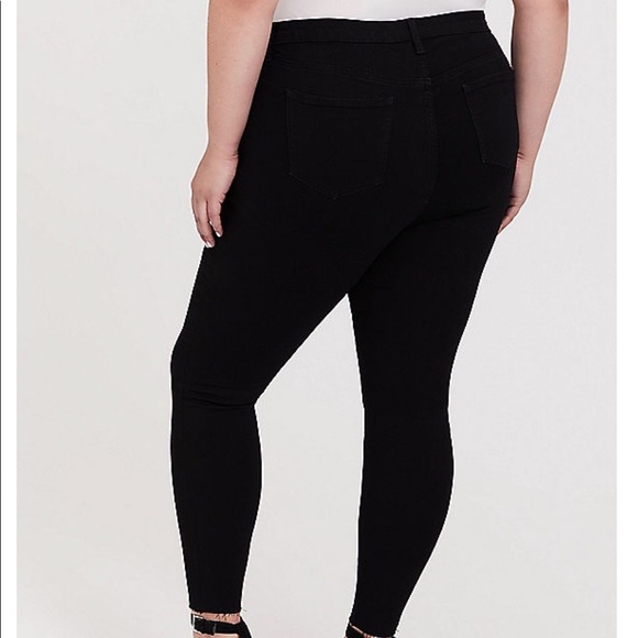 TORRID SKY HIGH SKIN JEAN - PREMIUM STRETCH BLACK - Picture 2 of 10